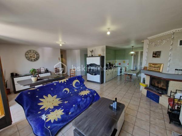 Pont-sur-Yonne
Venez découvrir cette agréable maison de plain-pied d'environ 95 m² habitables, située dans un secteur calme et recherché de Pont-sur-Yonne.
Elle se compose d'une belle pièce de vie lumineuse de 31 m² avec salon-séjour et accès direct à une terrasse de 15 m², idéale pour profiter des beaux jours. La cuisine ouverte de 12 m² offre un espace convivial pour les repas en famille ou entre amis.
Côté nuit, vous trouverez 3 chambres, une salle de bains avec baignoire et double vasque ainsi qu'un WC indépendant.
Pour votre confort, la maison est équipée d'un chauffage au sol complété par un insert à bois. Diagnostic de performance énergétique : D.
À l'extérieur, vous profiterez d'un terrain clos de 629 m² ainsi que d'un espace terrasse à l'avant de la maison.
Son véritable atout : un sous-sol total de 95 m² !
Pratiquement entièrement ouvert, cet espace offre de nombreuses possibilités : atelier, salle de sport, espace de stockage, salle de jeux, bureau professionnel ou encore aménagement selon vos besoins.
Maison fonctionnelle, accessible de plain-pied et offrant un fort potentiel d'évolution.
 Prix : 154 000 €
📞 Pour plus d'informations ou organiser une visite, contactez-moi sans attendre.