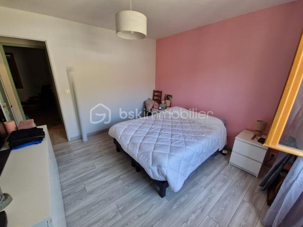Pont-sur-Yonne
Venez découvrir cette agréable maison de plain-pied d'environ 95 m² habitables, située dans un secteur calme et recherché de Pont-sur-Yonne.
Elle se compose d'une belle pièce de vie lumineuse de 31 m² avec salon-séjour et accès direct à une terrasse de 15 m², idéale pour profiter des beaux jours. La cuisine ouverte de 12 m² offre un espace convivial pour les repas en famille ou entre amis.
Côté nuit, vous trouverez 3 chambres, une salle de bains avec baignoire et double vasque ainsi qu'un WC indépendant.
Pour votre confort, la maison est équipée d'un chauffage au sol complété par un insert à bois. Diagnostic de performance énergétique : D.
À l'extérieur, vous profiterez d'un terrain clos de 629 m² ainsi que d'un espace terrasse à l'avant de la maison.
Son véritable atout : un sous-sol total de 95 m² !
Pratiquement entièrement ouvert, cet espace offre de nombreuses possibilités : atelier, salle de sport, espace de stockage, salle de jeux, bureau professionnel ou encore aménagement selon vos besoins.
Maison fonctionnelle, accessible de plain-pied et offrant un fort potentiel d'évolution.
 Prix : 154 000 €
📞 Pour plus d'informations ou organiser une visite, contactez-moi sans attendre.