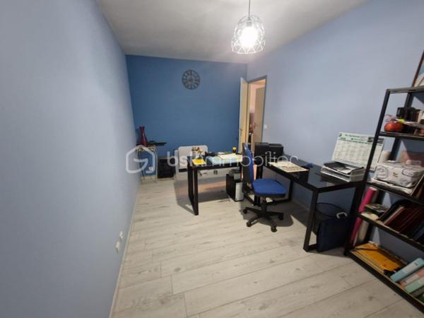 Pont-sur-Yonne
Venez découvrir cette agréable maison de plain-pied d'environ 95 m² habitables, située dans un secteur calme et recherché de Pont-sur-Yonne.
Elle se compose d'une belle pièce de vie lumineuse de 31 m² avec salon-séjour et accès direct à une terrasse de 15 m², idéale pour profiter des beaux jours. La cuisine ouverte de 12 m² offre un espace convivial pour les repas en famille ou entre amis.
Côté nuit, vous trouverez 3 chambres, une salle de bains avec baignoire et double vasque ainsi qu'un WC indépendant.
Pour votre confort, la maison est équipée d'un chauffage au sol complété par un insert à bois. Diagnostic de performance énergétique : D.
À l'extérieur, vous profiterez d'un terrain clos de 629 m² ainsi que d'un espace terrasse à l'avant de la maison.
Son véritable atout : un sous-sol total de 95 m² !
Pratiquement entièrement ouvert, cet espace offre de nombreuses possibilités : atelier, salle de sport, espace de stockage, salle de jeux, bureau professionnel ou encore aménagement selon vos besoins.
Maison fonctionnelle, accessible de plain-pied et offrant un fort potentiel d'évolution.
 Prix : 154 000 €
📞 Pour plus d'informations ou organiser une visite, contactez-moi sans attendre.