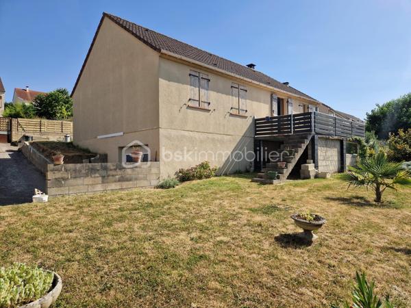 Pont-sur-Yonne
Venez découvrir cette agréable maison de plain-pied d'environ 95 m² habitables, située dans un secteur calme et recherché de Pont-sur-Yonne.
Elle se compose d'une belle pièce de vie lumineuse de 31 m² avec salon-séjour et accès direct à une terrasse de 15 m², idéale pour profiter des beaux jours. La cuisine ouverte de 12 m² offre un espace convivial pour les repas en famille ou entre amis.
Côté nuit, vous trouverez 3 chambres, une salle de bains avec baignoire et double vasque ainsi qu'un WC indépendant.
Pour votre confort, la maison est équipée d'un chauffage au sol complété par un insert à bois. Diagnostic de performance énergétique : D.
À l'extérieur, vous profiterez d'un terrain clos de 629 m² ainsi que d'un espace terrasse à l'avant de la maison.
Son véritable atout : un sous-sol total de 95 m² !
Pratiquement entièrement ouvert, cet espace offre de nombreuses possibilités : atelier, salle de sport, espace de stockage, salle de jeux, bureau professionnel ou encore aménagement selon vos besoins.
Maison fonctionnelle, accessible de plain-pied et offrant un fort potentiel d'évolution.
 Prix : 154 000 €
📞 Pour plus d'informations ou organiser une visite, contactez-moi sans attendre.