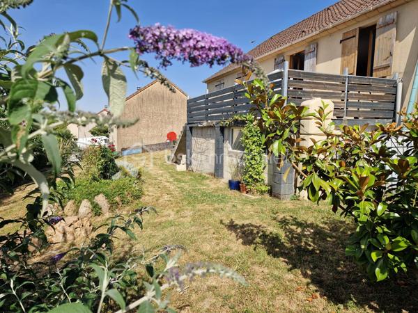 Pont-sur-Yonne
Venez découvrir cette agréable maison de plain-pied d'environ 95 m² habitables, située dans un secteur calme et recherché de Pont-sur-Yonne.
Elle se compose d'une belle pièce de vie lumineuse de 31 m² avec salon-séjour et accès direct à une terrasse de 15 m², idéale pour profiter des beaux jours. La cuisine ouverte de 12 m² offre un espace convivial pour les repas en famille ou entre amis.
Côté nuit, vous trouverez 3 chambres, une salle de bains avec baignoire et double vasque ainsi qu'un WC indépendant.
Pour votre confort, la maison est équipée d'un chauffage au sol complété par un insert à bois. Diagnostic de performance énergétique : D.
À l'extérieur, vous profiterez d'un terrain clos de 629 m² ainsi que d'un espace terrasse à l'avant de la maison.
Son véritable atout : un sous-sol total de 95 m² !
Pratiquement entièrement ouvert, cet espace offre de nombreuses possibilités : atelier, salle de sport, espace de stockage, salle de jeux, bureau professionnel ou encore aménagement selon vos besoins.
Maison fonctionnelle, accessible de plain-pied et offrant un fort potentiel d'évolution.
 Prix : 154 000 €
📞 Pour plus d'informations ou organiser une visite, contactez-moi sans attendre.
