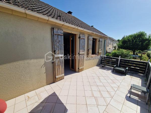 Pont-sur-Yonne
Venez découvrir cette agréable maison de plain-pied d'environ 95 m² habitables, située dans un secteur calme et recherché de Pont-sur-Yonne.
Elle se compose d'une belle pièce de vie lumineuse de 31 m² avec salon-séjour et accès direct à une terrasse de 15 m², idéale pour profiter des beaux jours. La cuisine ouverte de 12 m² offre un espace convivial pour les repas en famille ou entre amis.
Côté nuit, vous trouverez 3 chambres, une salle de bains avec baignoire et double vasque ainsi qu'un WC indépendant.
Pour votre confort, la maison est équipée d'un chauffage au sol complété par un insert à bois. Diagnostic de performance énergétique : D.
À l'extérieur, vous profiterez d'un terrain clos de 629 m² ainsi que d'un espace terrasse à l'avant de la maison.
Son véritable atout : un sous-sol total de 95 m² !
Pratiquement entièrement ouvert, cet espace offre de nombreuses possibilités : atelier, salle de sport, espace de stockage, salle de jeux, bureau professionnel ou encore aménagement selon vos besoins.
Maison fonctionnelle, accessible de plain-pied et offrant un fort potentiel d'évolution.
 Prix : 154 000 €
📞 Pour plus d'informations ou organiser une visite, contactez-moi sans attendre.