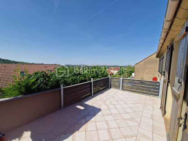 Pont-sur-Yonne
Venez découvrir cette agréable maison de plain-pied d'environ 95 m² habitables, située dans un secteur calme et recherché de Pont-sur-Yonne.
Elle se compose d'une belle pièce de vie lumineuse de 31 m² avec salon-séjour et accès direct à une terrasse de 15 m², idéale pour profiter des beaux jours. La cuisine ouverte de 12 m² offre un espace convivial pour les repas en famille ou entre amis.
Côté nuit, vous trouverez 3 chambres, une salle de bains avec baignoire et double vasque ainsi qu'un WC indépendant.
Pour votre confort, la maison est équipée d'un chauffage au sol complété par un insert à bois. Diagnostic de performance énergétique : D.
À l'extérieur, vous profiterez d'un terrain clos de 629 m² ainsi que d'un espace terrasse à l'avant de la maison.
Son véritable atout : un sous-sol total de 95 m² !
Pratiquement entièrement ouvert, cet espace offre de nombreuses possibilités : atelier, salle de sport, espace de stockage, salle de jeux, bureau professionnel ou encore aménagement selon vos besoins.
Maison fonctionnelle, accessible de plain-pied et offrant un fort potentiel d'évolution.
 Prix : 154 000 €
📞 Pour plus d'informations ou organiser une visite, contactez-moi sans attendre.