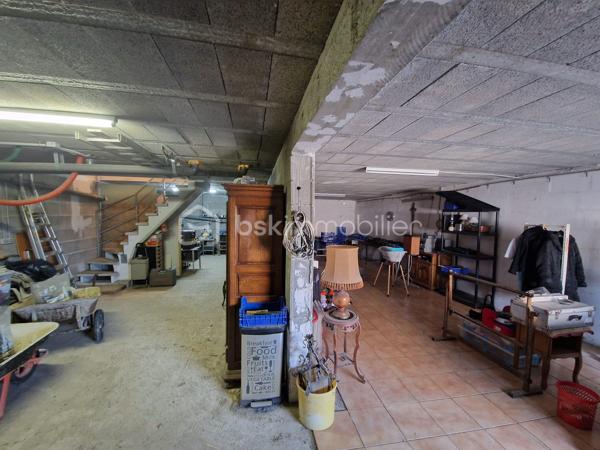 Pont-sur-Yonne
Venez découvrir cette agréable maison de plain-pied d'environ 95 m² habitables, située dans un secteur calme et recherché de Pont-sur-Yonne.
Elle se compose d'une belle pièce de vie lumineuse de 31 m² avec salon-séjour et accès direct à une terrasse de 15 m², idéale pour profiter des beaux jours. La cuisine ouverte de 12 m² offre un espace convivial pour les repas en famille ou entre amis.
Côté nuit, vous trouverez 3 chambres, une salle de bains avec baignoire et double vasque ainsi qu'un WC indépendant.
Pour votre confort, la maison est équipée d'un chauffage au sol complété par un insert à bois. Diagnostic de performance énergétique : D.
À l'extérieur, vous profiterez d'un terrain clos de 629 m² ainsi que d'un espace terrasse à l'avant de la maison.
Son véritable atout : un sous-sol total de 95 m² !
Pratiquement entièrement ouvert, cet espace offre de nombreuses possibilités : atelier, salle de sport, espace de stockage, salle de jeux, bureau professionnel ou encore aménagement selon vos besoins.
Maison fonctionnelle, accessible de plain-pied et offrant un fort potentiel d'évolution.
 Prix : 154 000 €
📞 Pour plus d'informations ou organiser une visite, contactez-moi sans attendre.