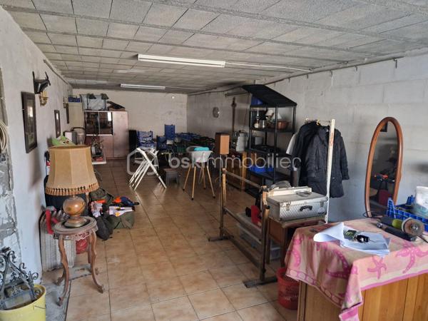 Pont-sur-Yonne
Venez découvrir cette agréable maison de plain-pied d'environ 95 m² habitables, située dans un secteur calme et recherché de Pont-sur-Yonne.
Elle se compose d'une belle pièce de vie lumineuse de 31 m² avec salon-séjour et accès direct à une terrasse de 15 m², idéale pour profiter des beaux jours. La cuisine ouverte de 12 m² offre un espace convivial pour les repas en famille ou entre amis.
Côté nuit, vous trouverez 3 chambres, une salle de bains avec baignoire et double vasque ainsi qu'un WC indépendant.
Pour votre confort, la maison est équipée d'un chauffage au sol complété par un insert à bois. Diagnostic de performance énergétique : D.
À l'extérieur, vous profiterez d'un terrain clos de 629 m² ainsi que d'un espace terrasse à l'avant de la maison.
Son véritable atout : un sous-sol total de 95 m² !
Pratiquement entièrement ouvert, cet espace offre de nombreuses possibilités : atelier, salle de sport, espace de stockage, salle de jeux, bureau professionnel ou encore aménagement selon vos besoins.
Maison fonctionnelle, accessible de plain-pied et offrant un fort potentiel d'évolution.
 Prix : 154 000 €
📞 Pour plus d'informations ou organiser une visite, contactez-moi sans attendre.