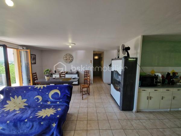 Pont-sur-Yonne
Venez découvrir cette agréable maison de plain-pied d'environ 95 m² habitables, située dans un secteur calme et recherché de Pont-sur-Yonne.
Elle se compose d'une belle pièce de vie lumineuse de 31 m² avec salon-séjour et accès direct à une terrasse de 15 m², idéale pour profiter des beaux jours. La cuisine ouverte de 12 m² offre un espace convivial pour les repas en famille ou entre amis.
Côté nuit, vous trouverez 3 chambres, une salle de bains avec baignoire et double vasque ainsi qu'un WC indépendant.
Pour votre confort, la maison est équipée d'un chauffage au sol complété par un insert à bois. Diagnostic de performance énergétique : D.
À l'extérieur, vous profiterez d'un terrain clos de 629 m² ainsi que d'un espace terrasse à l'avant de la maison.
Son véritable atout : un sous-sol total de 95 m² !
Pratiquement entièrement ouvert, cet espace offre de nombreuses possibilités : atelier, salle de sport, espace de stockage, salle de jeux, bureau professionnel ou encore aménagement selon vos besoins.
Maison fonctionnelle, accessible de plain-pied et offrant un fort potentiel d'évolution.
 Prix : 154 000 €
📞 Pour plus d'informations ou organiser une visite, contactez-moi sans attendre.