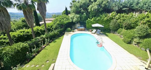 Villa de Charme à Vence 342m² - 5 Chambres - Aperçu Mer - Piscine - Terrasses et Jardin Paysagé