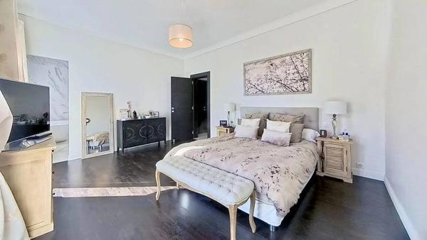 Villa de Charme à Vence 342m² - 5 Chambres - Aperçu Mer - Piscine - Terrasses et Jardin Paysagé