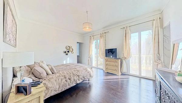 Villa de Charme à Vence 342m² - 5 Chambres - Aperçu Mer - Piscine - Terrasses et Jardin Paysagé