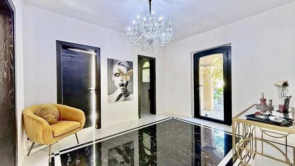 Villa de Charme à Vence 342m² - 5 Chambres - Aperçu Mer - Piscine - Terrasses et Jardin Paysagé