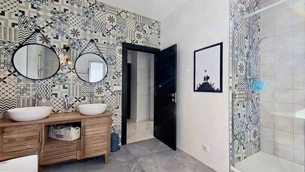 Villa de Charme à Vence 342m² - 5 Chambres - Aperçu Mer - Piscine - Terrasses et Jardin Paysagé