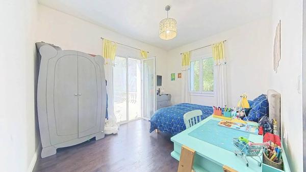 Villa de Charme à Vence 342m² - 5 Chambres - Aperçu Mer - Piscine - Terrasses et Jardin Paysagé