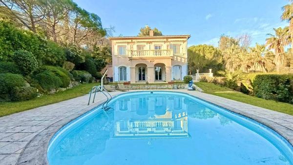 Villa de Charme à Vence 342m² - 5 Chambres - Aperçu Mer - Piscine - Terrasses et Jardin Paysagé