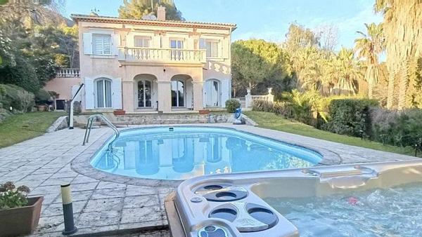 Villa de Charme à Vence 342m² - 5 Chambres - Aperçu Mer - Piscine - Terrasses et Jardin Paysagé