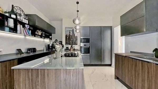 Villa de Charme à Vence 342m² - 5 Chambres - Aperçu Mer - Piscine - Terrasses et Jardin Paysagé