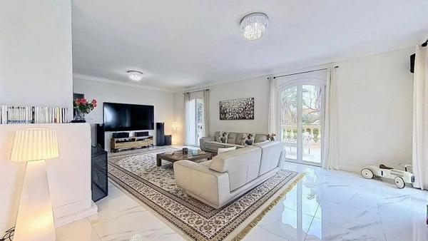 Villa de Charme à Vence 342m² - 5 Chambres - Aperçu Mer - Piscine - Terrasses et Jardin Paysagé