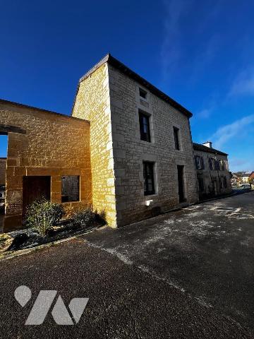 L'office est fier de vous proposer cette superbe maison en pierre située sur la commune de Vend...