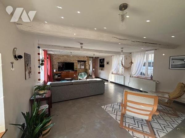 L'office est fier de vous proposer cette superbe maison en pierre située sur la commune de Vend...