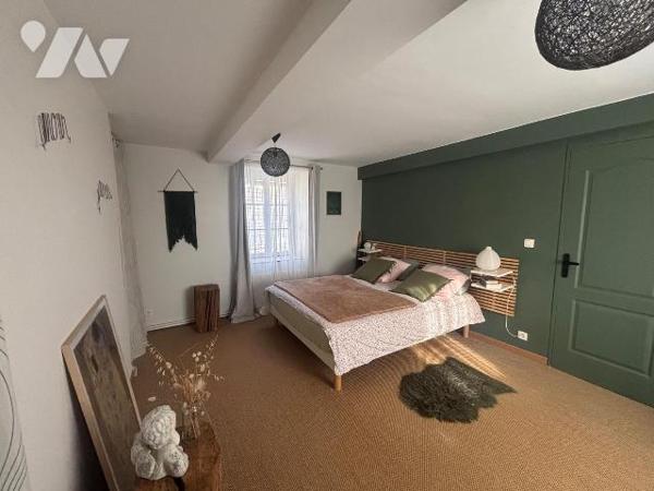 L'office est fier de vous proposer cette superbe maison en pierre située sur la commune de Vend...