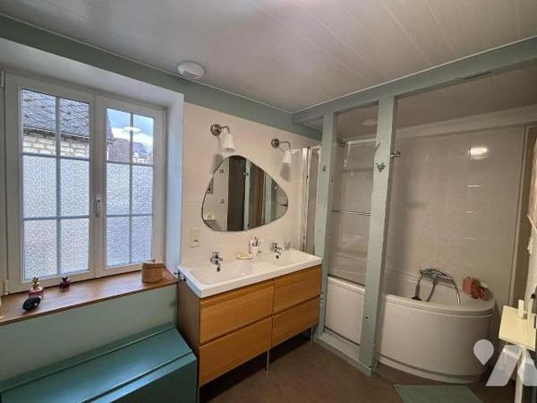 L'office est fier de vous proposer cette superbe maison en pierre située sur la commune de Vend...