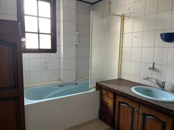 Bien de 3 chambres avec un espace commercial au rez-de-chaussée