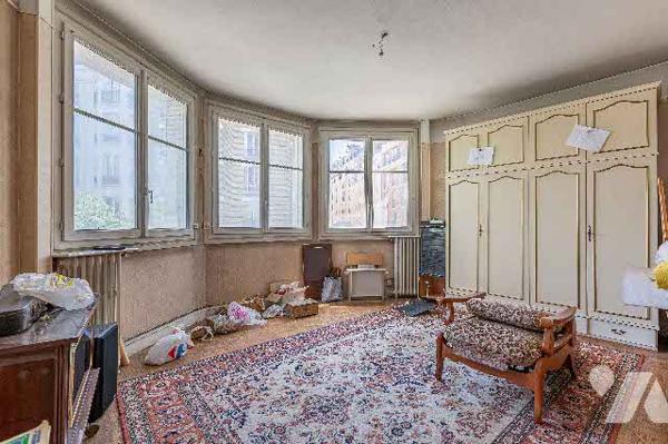 Trois pièces avec charme à rénover dans une petite copropriété , vendu avec cave