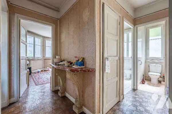 Trois pièces avec charme à rénover dans une petite copropriété , vendu avec cave