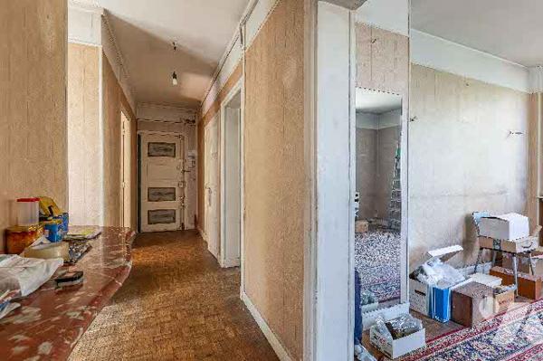 Trois pièces avec charme à rénover dans une petite copropriété , vendu avec cave