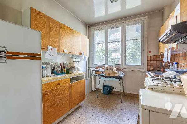 Trois pièces avec charme à rénover dans une petite copropriété , vendu avec cave