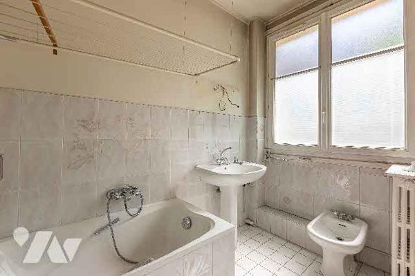 Trois pièces avec charme à rénover dans une petite copropriété , vendu avec cave