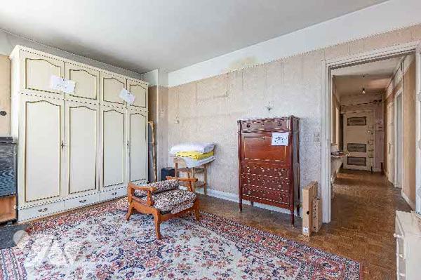 Trois pièces avec charme à rénover dans une petite copropriété , vendu avec cave