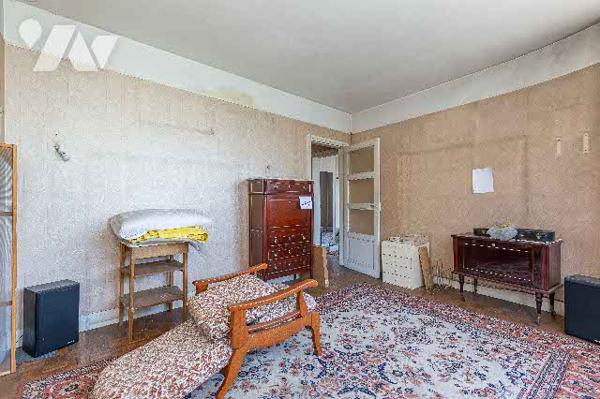 Trois pièces avec charme à rénover dans une petite copropriété , vendu avec cave