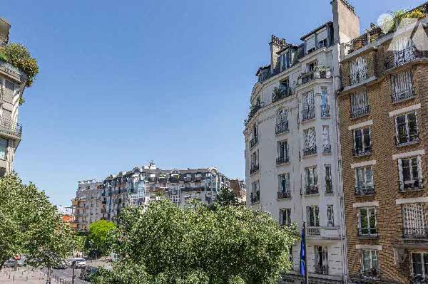 Trois pièces avec charme à rénover dans une petite copropriété , vendu avec cave