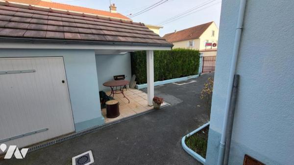MANDEURE, maison mitoyenne rénovée, quatre pièces sur 1a63ca de terrain