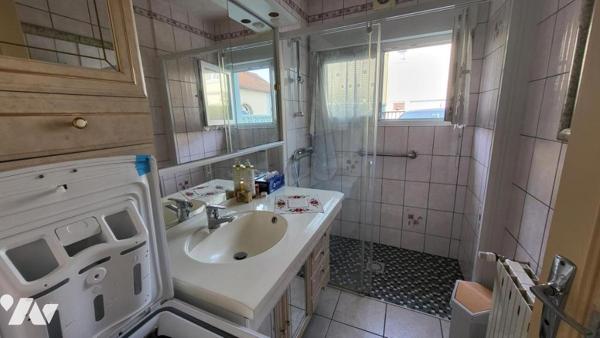 MANDEURE, maison mitoyenne rénovée, quatre pièces sur 1a63ca de terrain
