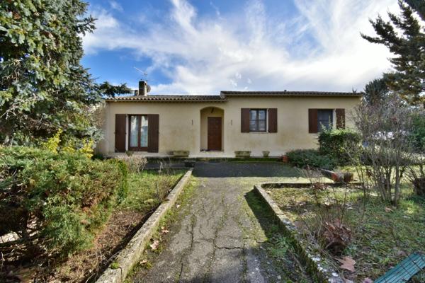 VILLA de plain-pied de 143 m² avec piscine sur 1 378 m² de terrain clos