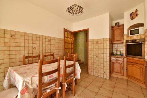 VILLA de plain-pied de 143 m² avec piscine sur 1 378 m² de terrain clos