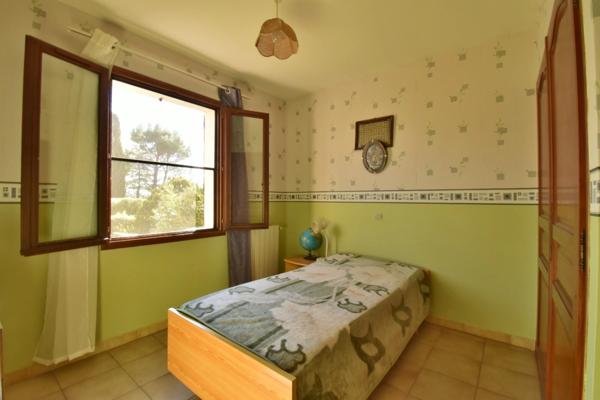 VILLA de plain-pied de 143 m² avec piscine sur 1 378 m² de terrain clos