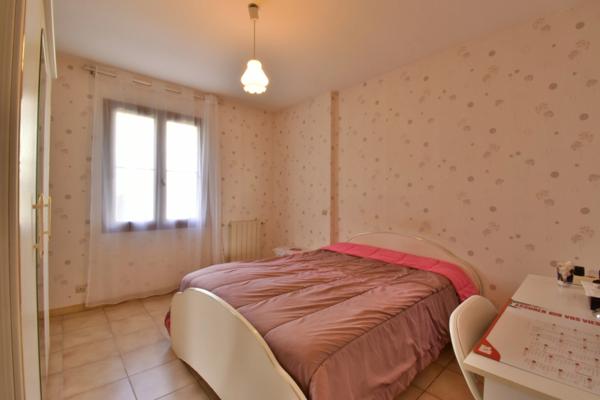 VILLA de plain-pied de 143 m² avec piscine sur 1 378 m² de terrain clos