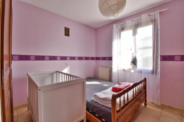 VILLA de plain-pied de 143 m² avec piscine sur 1 378 m² de terrain clos