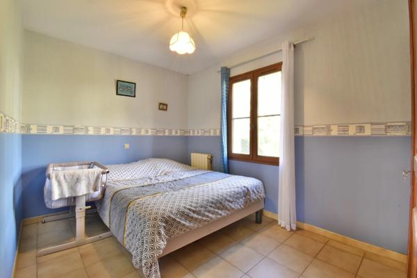 VILLA de plain-pied de 143 m² avec piscine sur 1 378 m² de terrain clos