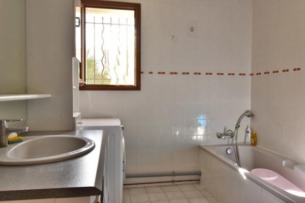 VILLA de plain-pied de 143 m² avec piscine sur 1 378 m² de terrain clos