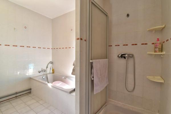 VILLA de plain-pied de 143 m² avec piscine sur 1 378 m² de terrain clos