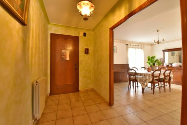 VILLA de plain-pied de 143 m² avec piscine sur 1 378 m² de terrain clos