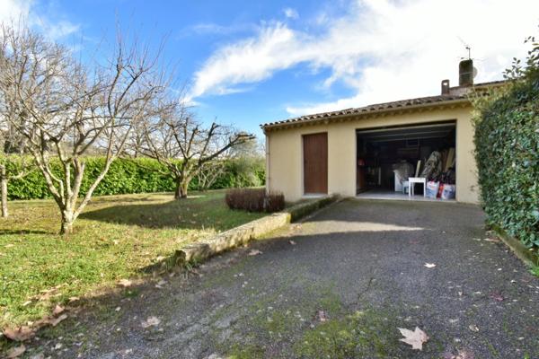VILLA de plain-pied de 143 m² avec piscine sur 1 378 m² de terrain clos