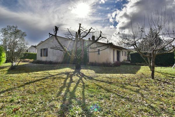 VILLA de plain-pied de 143 m² avec piscine sur 1 378 m² de terrain clos