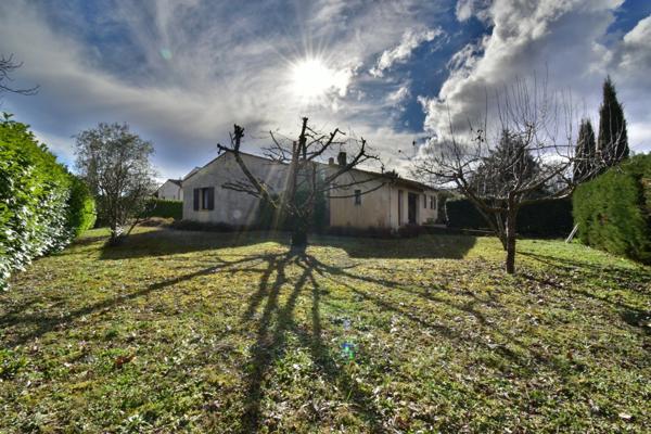 VILLA de plain-pied de 143 m² avec piscine sur 1 378 m² de terrain clos