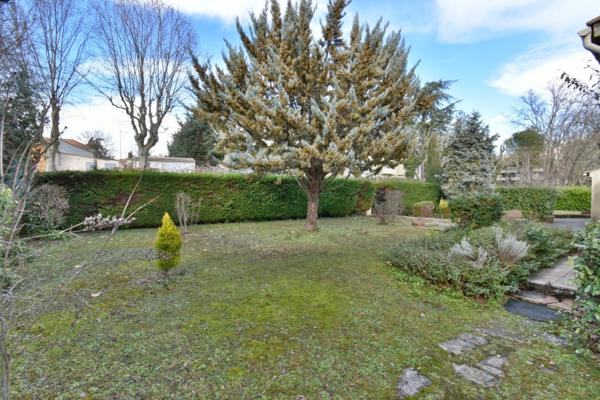 VILLA de plain-pied de 143 m² avec piscine sur 1 378 m² de terrain clos