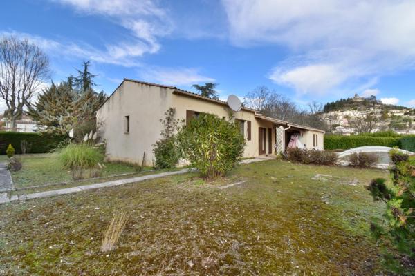 VILLA de plain-pied de 143 m² avec piscine sur 1 378 m² de terrain clos