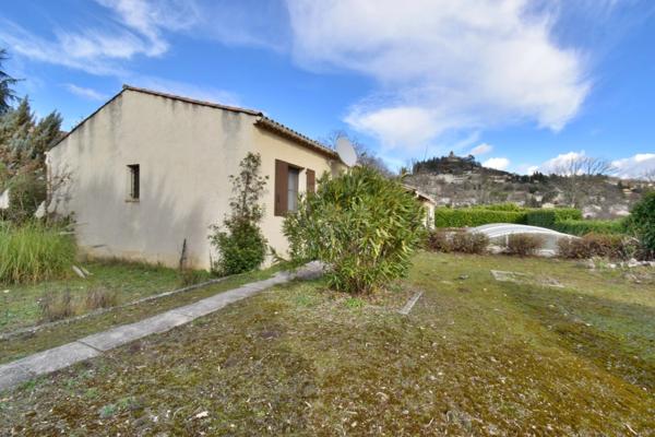 VILLA de plain-pied de 143 m² avec piscine sur 1 378 m² de terrain clos